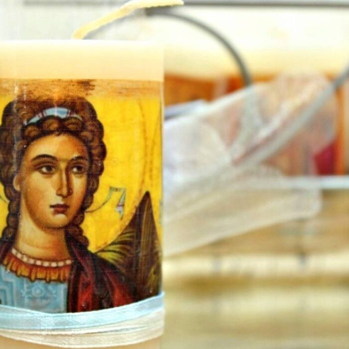 Μπομπονιέρα βάπτισης κερί με αυτοκόλλητο άγιο